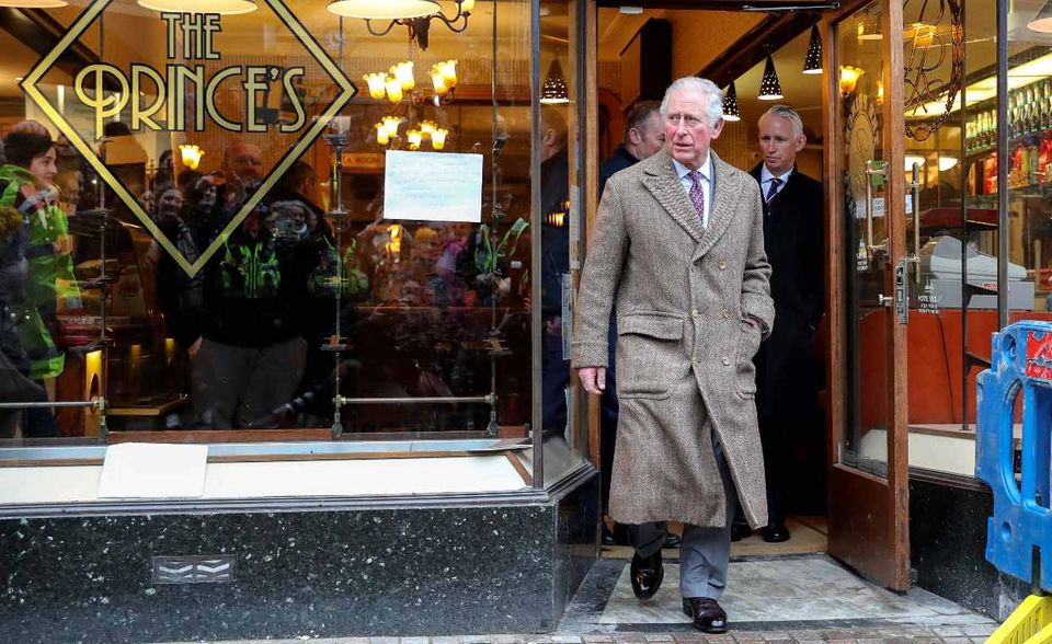 Das Coronavirus hat das britische Königshaus nicht verschont. Untertanen waren besorgt, als bekannt wurde, dass sich Prinz Charles infiziert hat. Der Thronfolger gehört mit 71 Jahren zur Risikogruppe. Am 30. März aber wurde Entwarnung gegeben. Die BBC berichtete unter Berufung auf eine Quelle aus dem Palast, dass Prinz Charles nach sieben Tagen die Selbstisolation in Schottland verlassen durfte. Dies habe sein Arzt erlaubt. Der Sohn von Queen Elizabeth II. soll nur milde Symptome gezeigt haben. Sieben Tage gelten im Vereinigten Königreich für Infizierte als ausreichende Länge für die Selbstisolation.