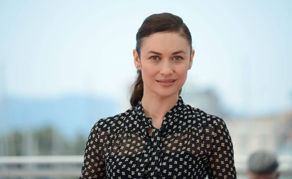 Olga Kurylenko hat stärker unter der Infektion gelitten. Die Schauspielerin („James Bond 007: Ein Quantum Trost“) war in einem Londoner Krankenhaus positiv getestet worden. Sie durfte nach Hause gehen, weil sie keine ärztliche Behandlung benötigte, wie Kurylenko auf Instagram mit ihren Fans teilte. Sie habe in der ersten Woche aber unter hohem Fieber gelitten und weitgehend das Bett gehütet. In der zweiten Woche habe sie Husten bekommen und sich abgeschlagen gefühlt. Gegen Ende der zweiten Woche sei sie wieder gesund gewesen.