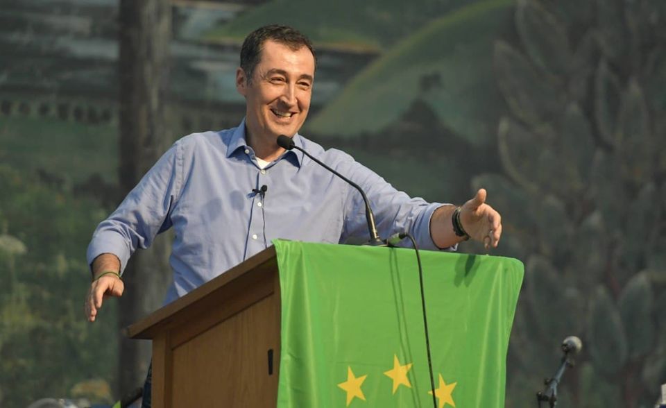 Cem Özdemir hat am 19. März verkündet: „Auch ich bin vom Coronavirus betroffen. Mit geht es gut und um mich muss sich niemand sorgen.“ Am 28. März konnte der ehemalige Grünen-Parteichef Entwarnung geben. Sein neuer Coronatest sei negativ ausgefallen und die Quarantäne aufgehoben worden. „Ich bin wieder gesund, aber auch jetzt werde ich nicht unnötig rausgehen. Abstand halten heißt füreinander da zu sein. Bleibt solidarisch. Bleibt zuhause“, schrieb er auf Instagram.
