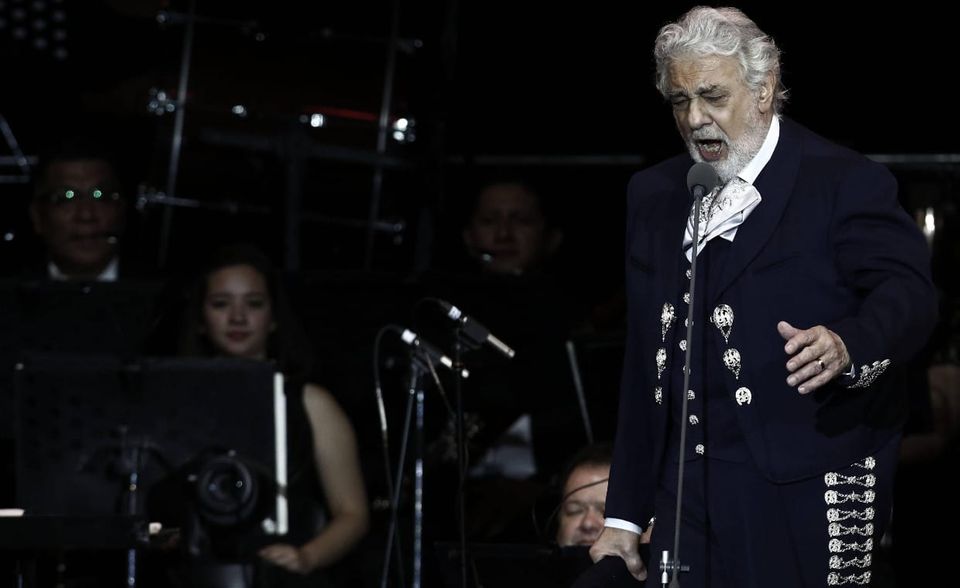 Mit 79 Jahren gehört Plácido Domingo zur Corona-Risikogruppe. Der spanische Opernsänger gab am 22. März auf Facebook bekannt, dass er sich mit SARS-CoV-2 infiziert hat. Domingo hatte unter Fieber und Husten gelitten und sich deshalb testen lassen. Er und seine Familie zogen sich in Quarantäne zurück: „Derzeit geht es uns allen gut.“ Am 30. März konnte Domingo besorgte Fans beruhigen. „Ich fühle mich gut“, schrieb er. Die Erkrankung sei bei ihm zum Glück schnell diagnostiziert worden. „Ich führe meine Behandlung fort und ruhe mich aus“, teilte Domingo auf Facebook mit.