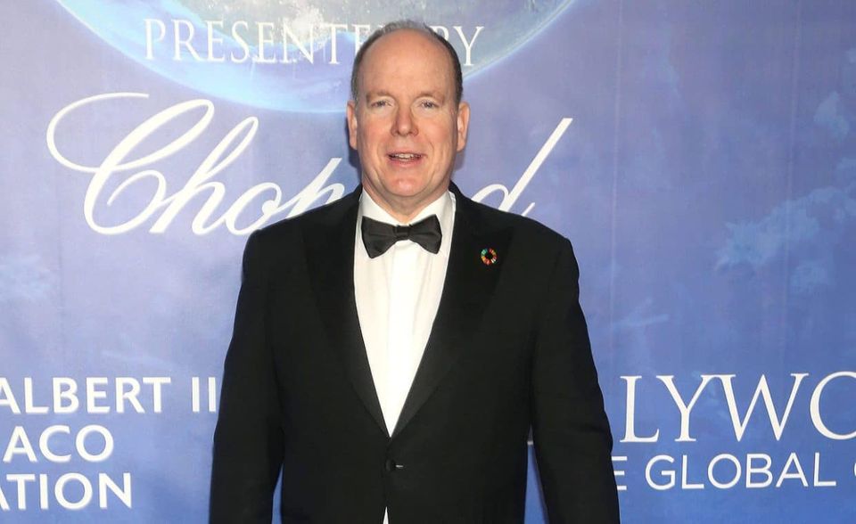 Mit Fürst Albert von Monaco hat sich auch ein Staatsoberhaupt mit dem Coronavirus infiziert. Der 62-Jährige bekam schließlich am 30. März das Okay seiner Ärzte, wie er der Zeitschrift „People“ sagte. „Ich habe noch ein wenig Husten, aber das ist ziemlich normal“, beschrieb der Fürst seinen aktuellen Gesundheitszustand. Er wolle es beruflich ruhig angehen lassen und sich zu Ehefrau und Kindern auf einen Landsitz zurückziehen. Die Regierung postete am 1. April ein Interview mit dem Regenten auf Facebook.