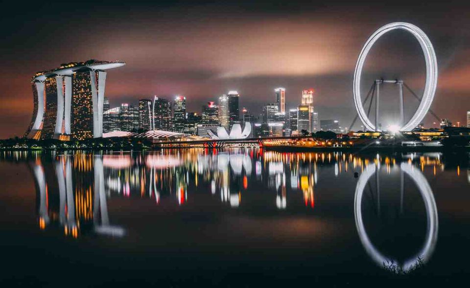 Singapur spielt bei der Internetgeschwindigkeit in einer eigenen Liga. Der Stadtstaat war im Dezember 2019 weltweit das einzige Land, das die Marke von 200 MBps durchbrechen konnte, wenn auch knapp mit 200,1 MBps. Wer Deutschland in der Liste vermisst: Die Bundesrepublik schafft es weltweit nur ins Mittelfeld.