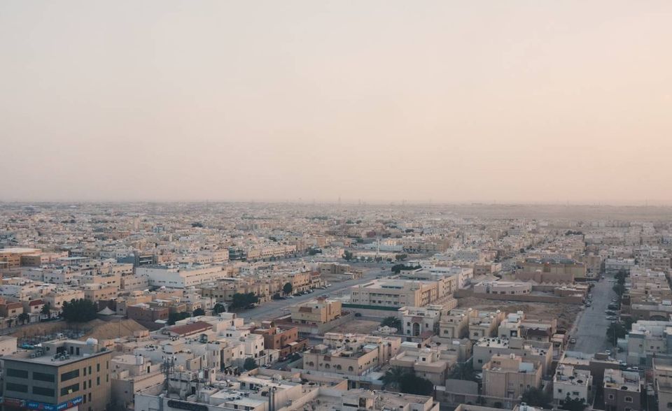 #11 Saudi-Arabien Saudi-Arabien belegt in der Rangliste zur täglichen Internetnutzung mit sieben Stunden und 46 Minuten den elften Platz. Das war rund eine Stunde länger als der weltweite Durchschnittswert (6 Stunden und 43 Minuten). Die meisten User dürften in Saudi-Arabien mobil ins Netz gehen. Hier schafft es das Land bei der Internetgeschwindigkeit weltweit in die Top 10. Beim stationären Internet schneidet Saudi-Arabien hingegen unterdurchschnittlich ab.