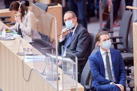 Österreichs Bundeskanzler Kurz (1.v.r.) mit Mundschutz bei einer Nationalratssitzung