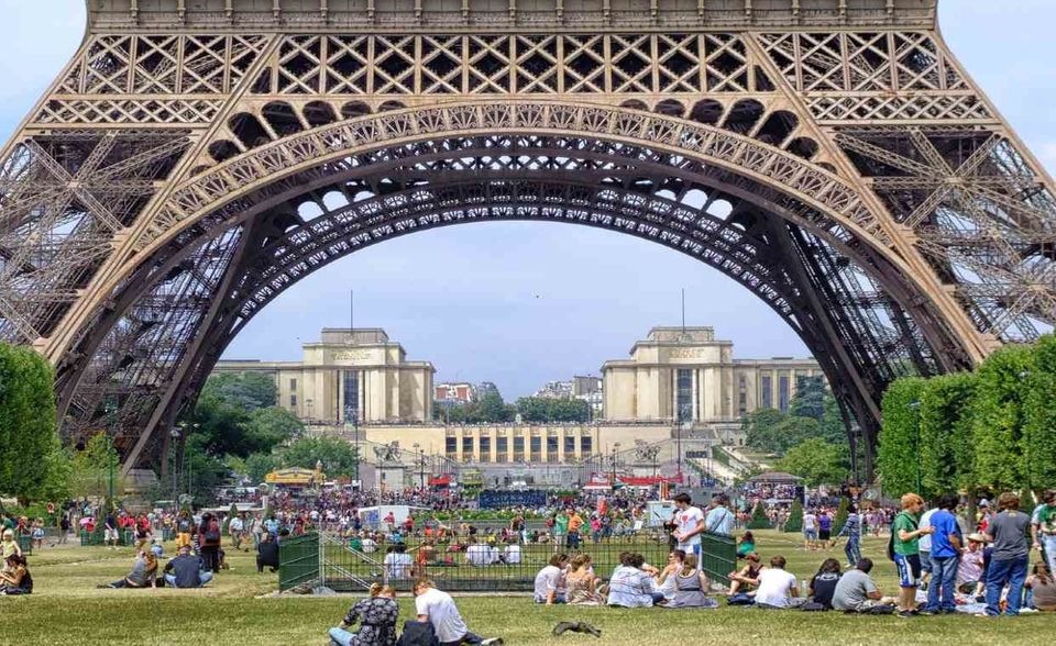 Frankreich und Finnland kamen in der OECD-Statistik auf jeweils 6,2 Stunden an sozialer Interaktion pro Woche. Damit lagen die beiden Länder knapp über dem OECD-Durchschnitt von 6,0 Stunden. Schweden folgte auf Platz zwölf mit 6,1 Stunden.