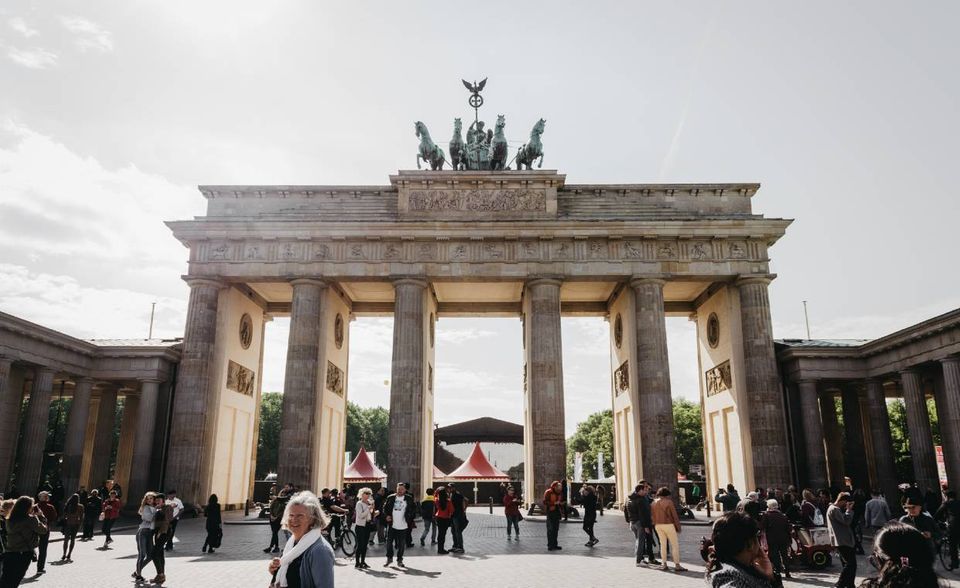 Die Deutschen sind überdurchschnittlich gesellig. Sie brachten es wie die Griechen auf 7,0 Stunden soziale Interaktionen pro Woche. OECD-weit kamen Frauen übrigens im Schnitt pro Woche auf 40 Minuten mehr zwischenmenschliche Kontakte.