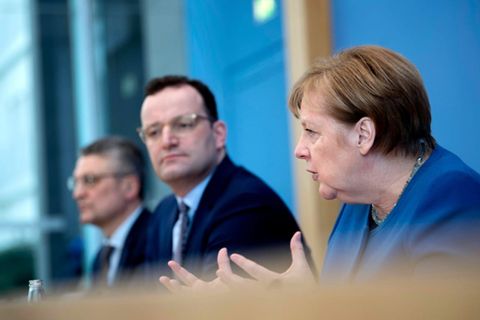 Krisenmanagement: Der Präsident des Robert Koch Instituts Wieler (l.), Bundesgesundheitsminister Spahn und Kanzlerin Merkel in der Bundespressekonferenz