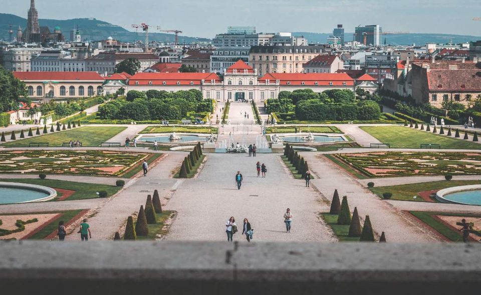 Social Distancing wird in Österreich zu einer besonderen Belastungsprobe. Mit 9,5 Stunden an sozialen Interaktionen pro Woche lagen unsere Nachbarn uneinholbar auf dem ersten Platz. Der Vorsprung auf den zweiten Rang betrug 1,1 Stunden. Das war die Hälfte des Gesamtwerts für Japan. Dessen Bewohner kamen im Durchschnitt auf nur 2,0 Stunden soziale Kontakte pro Woche. Das bedeutete in dem Nationenranking den letzten Platz.