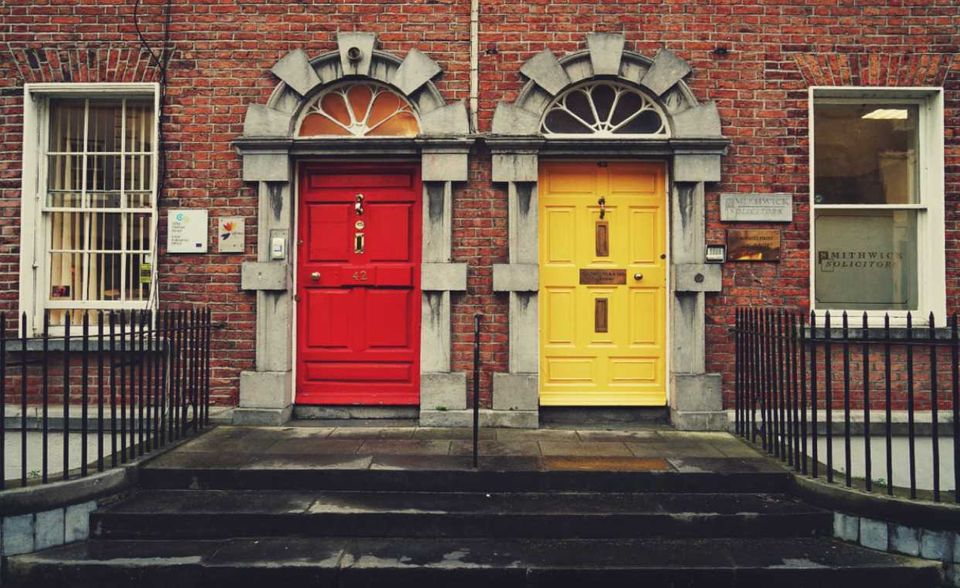 Dublin ist der Sitz der Europazentralen von Google und Facebook. Die Angestellten müssen sich aber mit buchstäblich durchschnittlichen Internetgeschwindigkeiten zufriedengeben. Das Download-Tempo im stationären Datenverkehr lag laut dem Bericht „Digital 2020“ im Dezember 2019 im Schnitt bei 74,8 MBps. Das entsprach nahezu exakt dem weltweiten Mittelwert von 73,6 MBps. Hootsuite und We Are Social stützten sich auf Daten des Speedtest-Anbieters Ookia.