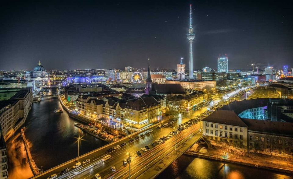 Deutschland surft im Durchschnitt mit gerade einmal 76,5 MBps. Damit liegt die Bundesrepublik nur knapp über dem weltweiten Mittelwert von 73,6 MBps. Das Festnetz-Internet im Spitzenreiter Singapur ist fast dreimal so schnell. In der Rangliste von Hootsuite reicht es für Deutschland gerade mal für Platz 24.