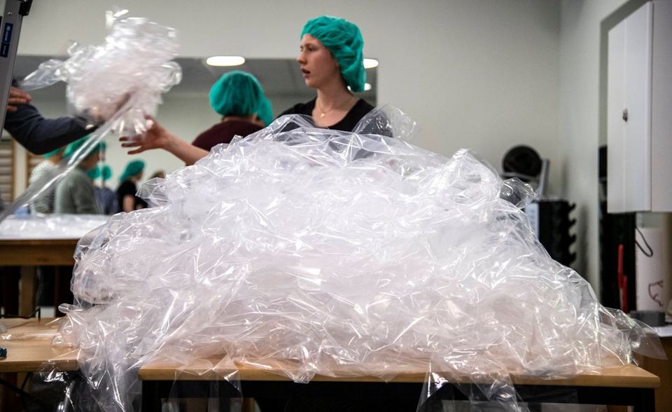 # 7 Schweden Nahezu in allen Kategorien schneidet Schweden in dem Sicherheitsindex von Johns Hopkins sehr gut ab – mit Abstrichen in der schnellen Reaktionsfähigkeit. Auch die Kommunikationsfähigkeit mit der Ärzteschaft wird während einer Krise schlecht bewertet. Vor allem was die Einhaltung und Anpassung an internationale Seuchenkontrollvorgaben angeht, liegt Schweden aber ganz vorn. In Schweden gibt es gut 7700 gemeldete Infektionen.