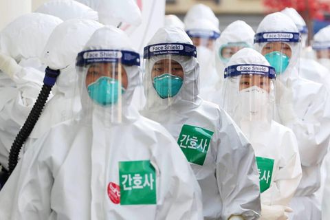 Krankenschwestern in Vollschutzanzügen stehen bereit, um die Behandlungsstation für neuartige Coronavirus-Patienten im Dongsan-Krankenhaus in Daegu zu betreten