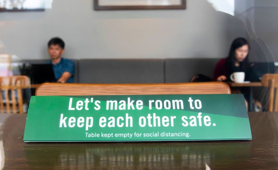 Eigentlich galt der Stadtstaat weltweit als Vorbild für den Kampf gegen Corona. Isolation von Infizierten und deren Kontaktpersonen, Einsatz von Tracking-Apps: Singapur schien die Epidemie so im Griff zu haben, dass Schulen und Geschäfte zunächst sogar offen gelassen wurden. Seit dem 5. April allerdings gehen die Fallzahlen in die Höhe, und nun wird es auch für die Bewohner Singapurs ungemütlicher. Die Schulen werden geschlossen – ebenso wie alle Geschäfte, die keine lebensnotwendigen Dinge verkaufen.