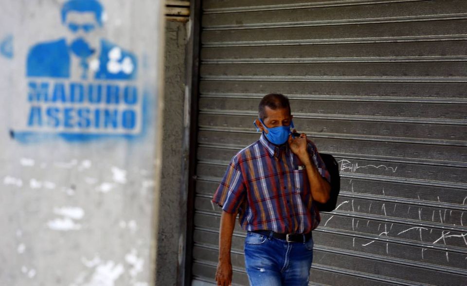 Venezuela brechen wegen des Ölpreisverfalls die bereits arg geschrumpten Deviseneinnahmen aus dem Ölexport weg. Während zahlreiche lateinamerikanische Länder bereits mit dem IWF verhandeln, wurden Venezuela Mittel aus einem Notfallfonds verweigert. Präsident Nicolás Maduro hatte um ein Darlehen von 5 Mrd. US-Dollar gebeten. Eine Bearbeitung würde die Anerkennung der Regierung des Landes „durch die internationale Gemeinschaft“ voraussetzen, erklärte der IWF. Darüber gebe es derzeit keine Klarheit. Rund 50 Staaten, darunter die USA und Deutschland, stützen den oppositionellen „Übergangspräsidenten“ Juan Guaidó, wegen Korruptionsgefahr vor Hilfen warnte.