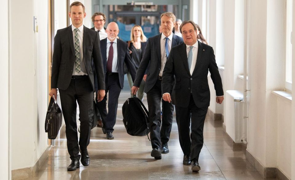 Virologe Streeck (l.) und Kollegen mit NRW-Ministerpräsident Laschet am 9. April auf dem Weg zur Pressekonferenz: In den Tagen zuvor unternahmen die Wissenschaftler alles Mögliche, um noch vor Ostern Zwischenergebnisse aus Heinsberg liefern zu können