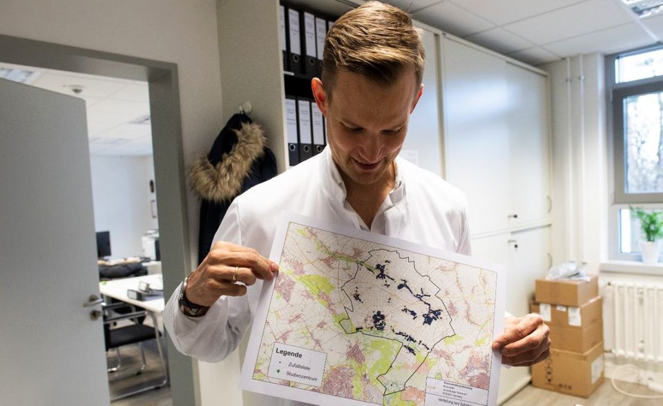 Virologe Hendrik Streeck mit einer Karte der Gemeinde Gangelt im Kreis Heinsberg. Seine Studie sorgt bis heute für heftigen Wirbel – nicht nur in der Politik