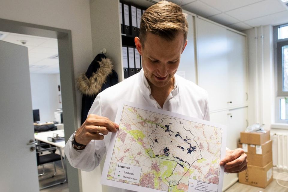 Virologe Hendrik Streeck mit einer Karte der Gemeinde Gangelt im Kreis Heinsberg. Seine Studie sorgt bis heute für heftigen Wirbel – nicht nur in der Politik
