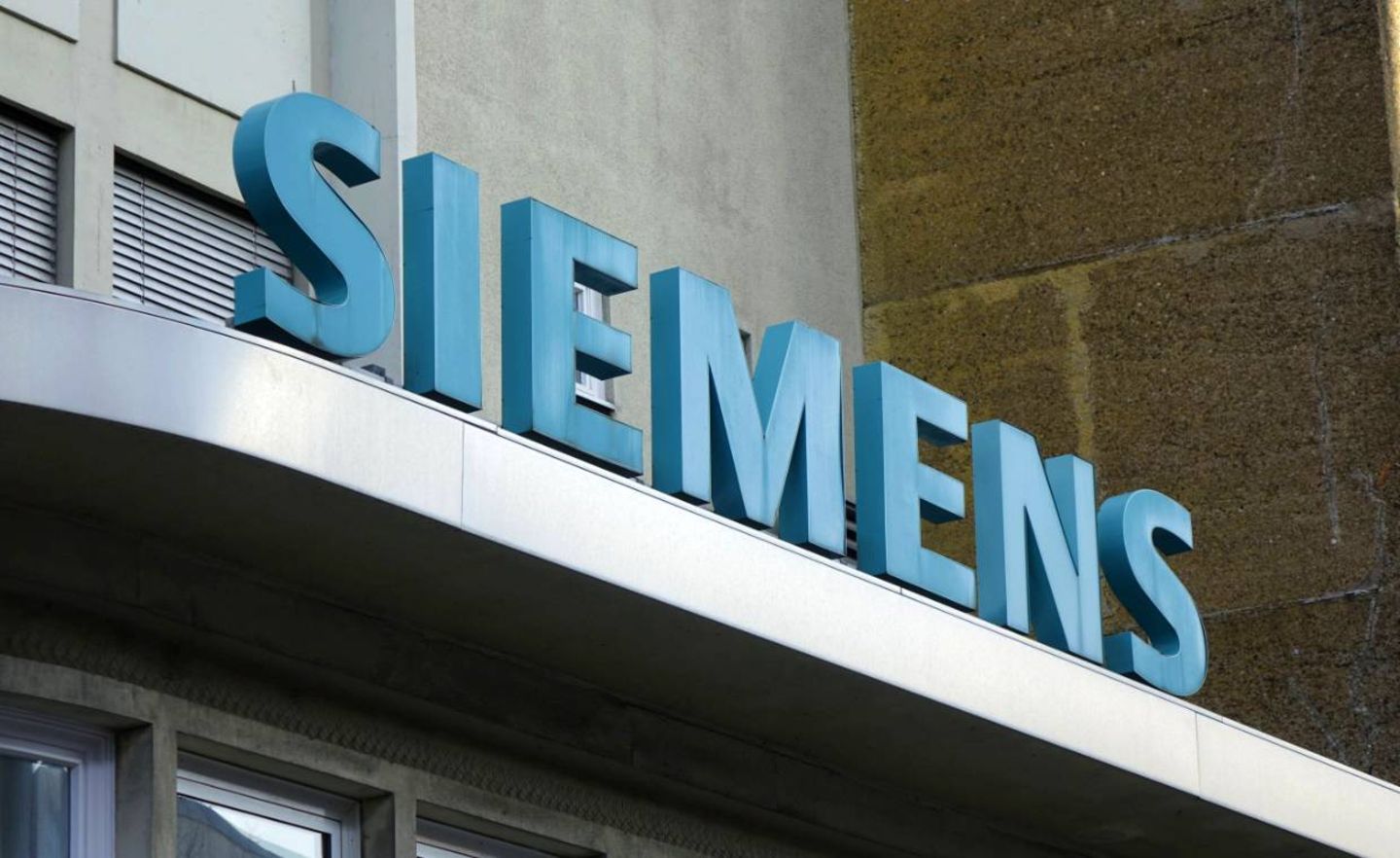 Siemens-Namenszug am Gasturbinenwerk in Berlin