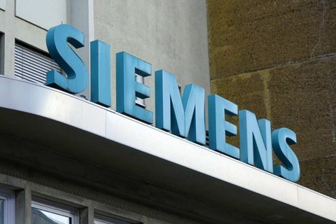 Siemens-Namenszug am Gasturbinenwerk in Berlin