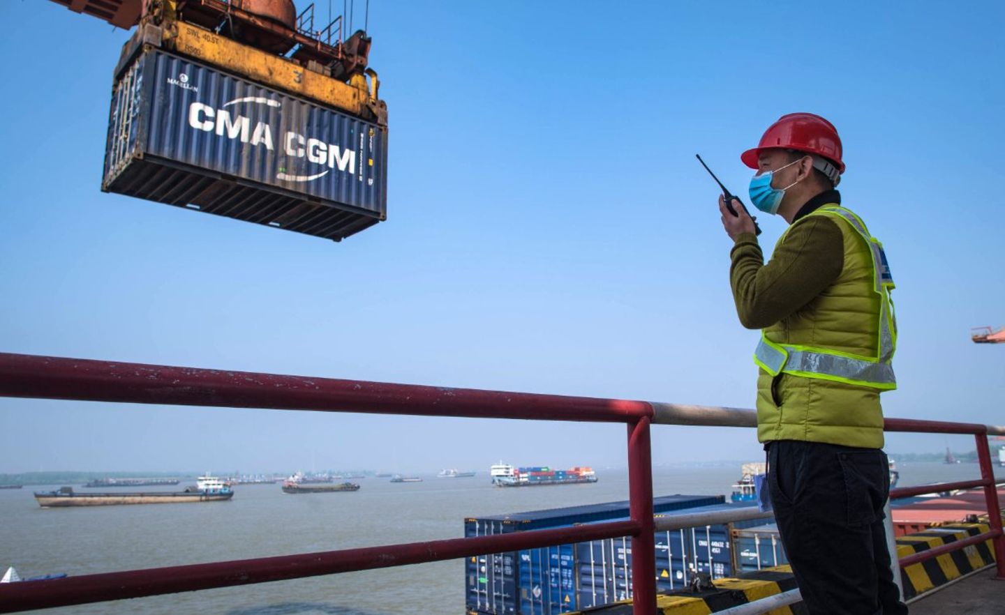 Wuhan war wochenlang von der Außenwelt abgeschnitten, jetzt werden im Hafen wieder Container verladen