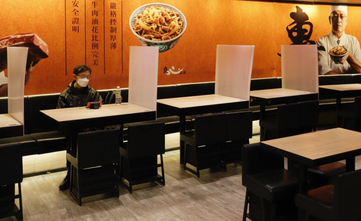 Restaurants sind geöffnet in Hongkong. Die Tische sind allerdings durch Wände getrennt