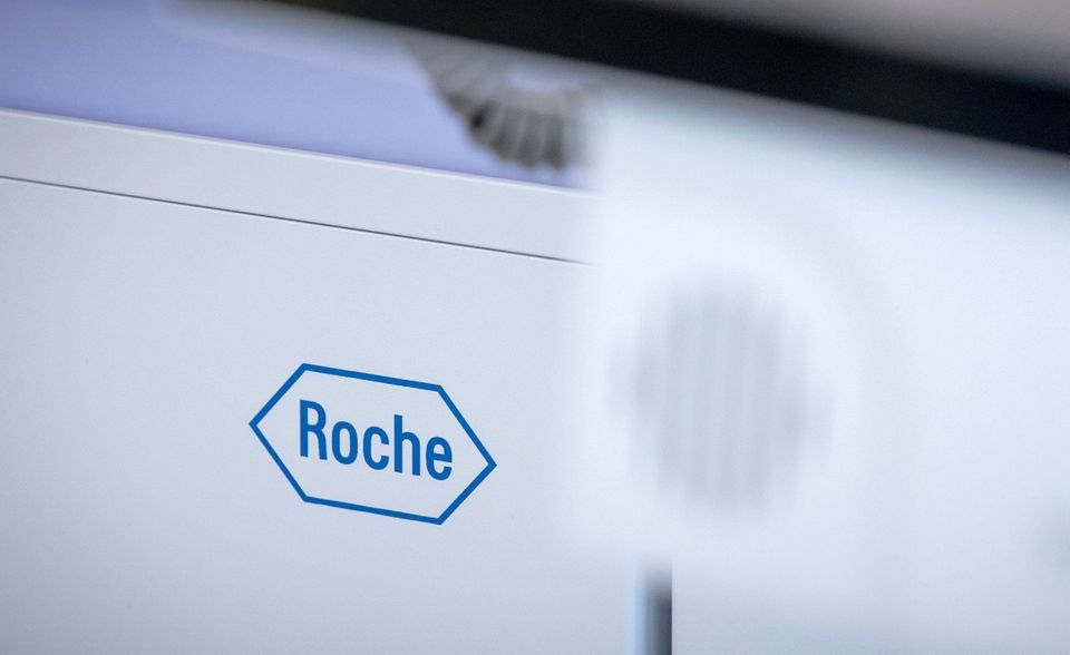 Der Schweizer Pharmakonzern Roche hat schnell auf die Corona-Krise reagiert. Am 11. März hatte die WHO die Lage als Pandemie eingestuft. Zwei Tage später erhielt ein hochautomatisierter Test für Sars-CoV-2 von Roche von der US-amerikanischen Lebens- und Arzneimittelbehörde FDA die Genehmigung für eine Notfallverwendung. Der Test ist auch in Ländern verfügbar, die das europäische Qualitätssiegel CE akzeptieren, darunter Deutschland. Durch den hochautomatisierten Prozess (der Test läuft nur auf den mannshohen Analysegeräten von Roche des Typs „Cobas“) können laut dem Hersteller eine größere Anzahl von Proben in kürzerer Zeit untersucht werden. Dadurch wird auch weniger medizinisches Personal gebunden. Je nach Art des Analysegeräts können laut Roche innerhalb von 24 Stunden bis zu rund 4100 Proben untersucht werden. „Die bisherigen Tests auf SARS-CoV-2 sind nur für Testgeräte mit einem geringen Durchsatz ausgelegt. Diese Tests, die auch von anderen Unternehmen angeboten werden, müssen einzeln manuell ausgeführt werden und erfordern einen hohen personellen Aufwand“, beschrieb das „Ärzteblatt“ am 16. März den Vorteil des Produkts von Roche. Der Hersteller bietet derzeit (Stand: 16. April 2020) zwei Corona-Tests an.