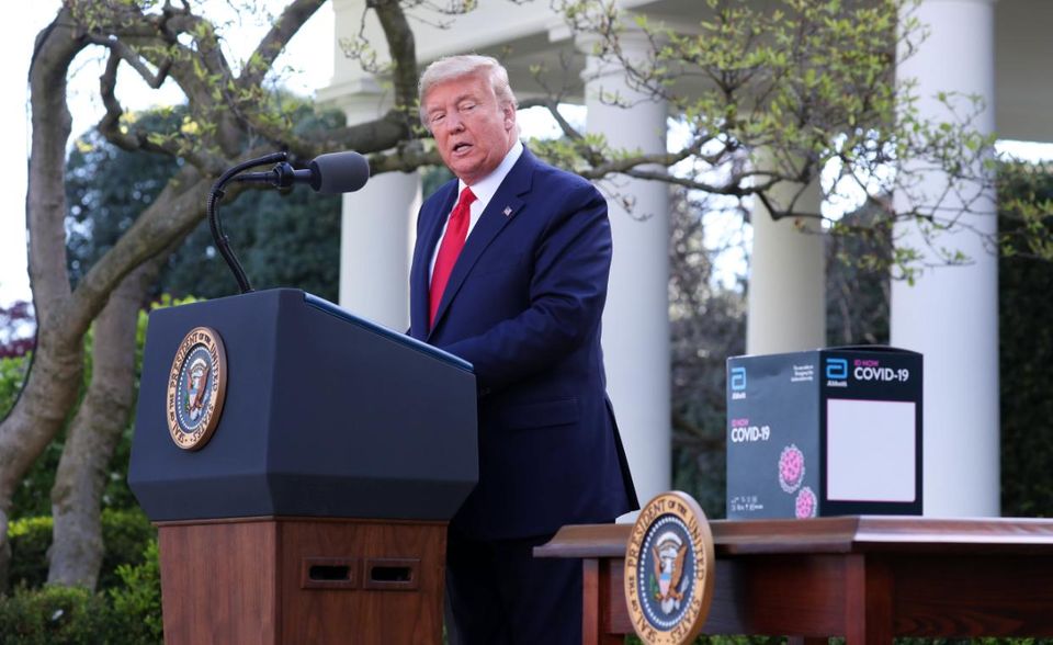 Abbott Der US-Pharmakonzern Abbott teilte am 18. März mit, dass er von der FDA ebenfalls eine Notfallfreigabe für seinen Sars-CoV-2-Molekulartest erhalten hat. 150.000 Labortests sollten sofort zur Verfügung gestellt werden. Die Produktion in den USA wurde hochgefahren, um bis Ende März wöchentlich eine Million Tests verschicken zu können. Auch dieser Test läuft auf einem speziellen Analysegerät des Herstellers. Solche Apparate für PCR-Tests, bei denen die DNA in vitro vervielfältigt wird, kommen unter anderem auch bei der Feststellung von HIV-Infektionen zur Anwendung. Am 27. März sorgte Abbott mit einem neuen Corona-Schnelltest für Aufsehen. Der informiert laut dem Hersteller in maximal 13 Minuten, ob ein Patient infiziert ist oder nicht. Statt eines riesigen Apparats lässt sich dieser Schnelltest in einem Gerät durchführen, das die Größe eines Toasters hat. Die Börse reagierte umgehend auf die gute Nachricht – und US-Präsident Trump präsentierte das Gerät bei einer seiner Corona-Pressekonferenzen.