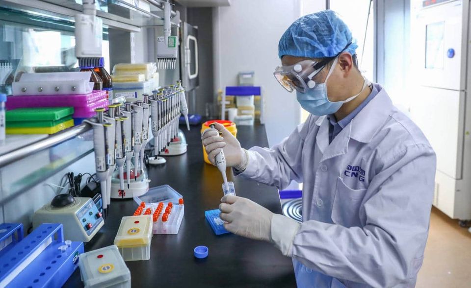Für die Staatsfirma Sinopharm wurden zwei Kandidaten für die klinische Phase-1-Erprobung freigegeben. Die Seren wurden vom Institut für Biologische Produkte unter der Führung von Sinopharm (China National Pharmaceutical Group) und dem Forschungsinstitut Sinovac in Peking entwickelt. Für die ersten Studien wurden 50.00 Dosen hergestellt. In der „Global Times“ wird suggeriert, es handele sich um die ersten Tests am Menschen. Tatsächlich hatten US-Forscher aber die Nase vorn. Und auch in China war die CanSino Biologics aus Tianjin schneller. Ihre Forscher kündigten an, in Kürze die Phase-2-Erprobung zu starten.