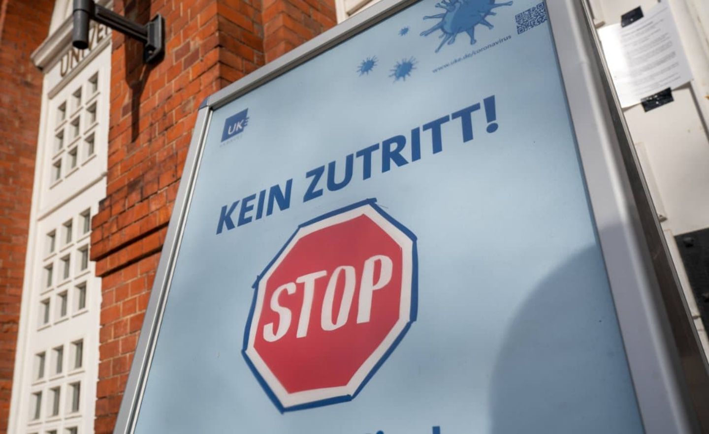 Universitätsklinikum Hamburg-Eppendorf (UKE): Ein Stop-Schild am Haupteingang signalisiert Einlasskontrollen während der Corona-Krise.