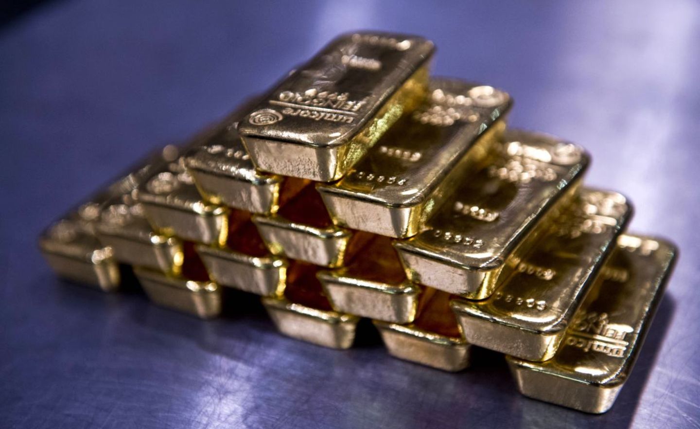 Goldbarren im Tresor des Goldhandels Pro Aurum Muenchen