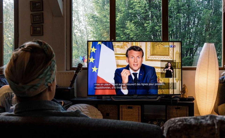 Am 13. April verlängerte Präsident Emmanuel Macron die strikte Ausgangssperre in Frankreich für einen weiteren Monat. Er sprach von einer „neuen Etappe“ im Kampf gegen Covid-19 und kündigt an, ab dem 11. Mai Kindergärten und Schulen schrittweise zu öffnen. Zuerst an der Reihe sind die jungen Schulkinder. Restaurants, Cafés und Hotels bleiben noch länger geschlossen, bis Mitte Juni sind keine Veranstaltungen erlaubt.