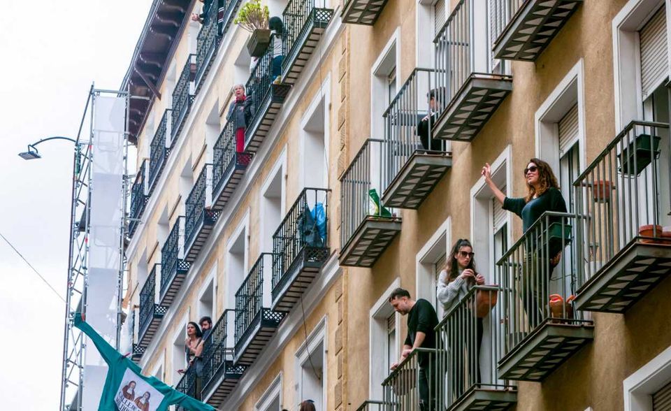 Nach den USA ist Spanien das am stärksten betroffene Land von der Pandemie. Viele Industriebereiche dürfen nun wieder produzieren. Die Regelung, die nur Arbeit in Betrieben erlaubt, die lebenswichtige Produkte herstellen, wird von der Regierung aufgehoben. In U-Bahnstationen sollen jetzt gratis Gesichtsmasken verteilt werden. Doch laut Ministerpräsident Sánchez sei das Land noch weit vom „Sieg gegen das Coronavirus entfernt“. Kinder dürfen seit über einem Monat ihre Wohnungen nicht verlassen, auch spazieren gehen ist nicht erlaubt. Laut spanischen Medien denkt die Regierung darüber nach, die Beschränkungen ab 26. April zu lockern. Bis dahin müssen die Spanier weiter Balkonpartys feiern.