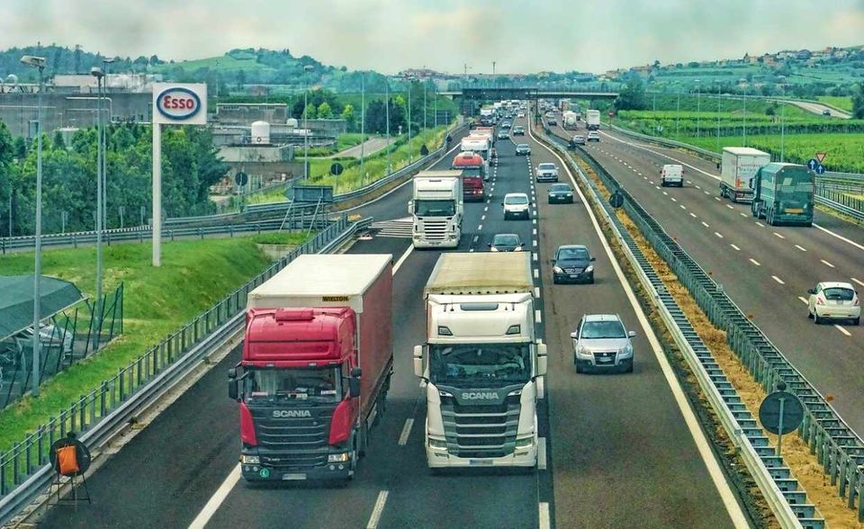 #8 Logistik Hamsterkäufe haben die Logistik im Einzelhandel vor ungeahnte Herausforderungen gestellt. Immer wieder wurde betont: Es gibt genug Nudeln und Klopapier, die Waren müssen nur aus den Lagern in die Supermärkte gelangen. In der Corona-Krise kam es deshalb auf jede Lkw-Lieferung an. Mit dem Lohn wird es den Mitarbeitern der Branche allerdings nicht gedankt. Die Güterbeförderung im Straßenverkehr hat unter allen systemrelevanten Branchen mit Ausnahme des Lebensmitteleinzelhandels den niedrigsten Durchschnittsverdienst. Er lag 2019 bei 2624 Euro. Das war genau ein Drittel weniger als der Durchschnittslohn in der deutschen Gesamtwirtschaft (3994 Euro).