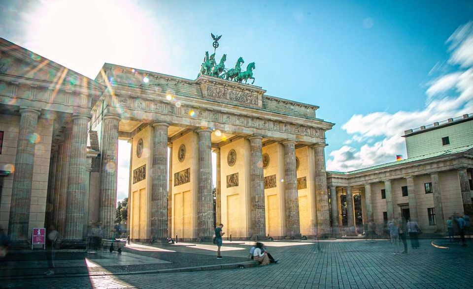 #1 Deutschland In keinem Land der Welt hilft der Staat seinen Bürgern und Unternehmen so sehr wie in Deutschland. Der Rettungsschirm summierte sich laut IWF zuletzt auf 34,0 Prozent des BIP. Damit lag die Bundesrepublik knapp vor Italien auf Platz eins. Die Bundesregierung setzte dabei klar auf Kredite, Finanzspritzen und staatliche Garantien über die KfW. Diese Art der Corona-Hilfen entsprach dem Bericht zufolge 29,6 Prozent des BIP. Weitere 4,4 Prozent kamen durch Steuererleichterungen und höhere Ausgaben zusammen. Brasilien belegte hinter Korea mit 7,9 Prozent des BIP auf Platz elf. Danach fiel die Größe der Rettungspakete in den G20-Staaten stark ab. China kam mit 2,5 Prozent auf Platz 13. Schlusslicht war Südafrika mit 0,6 Prozent.