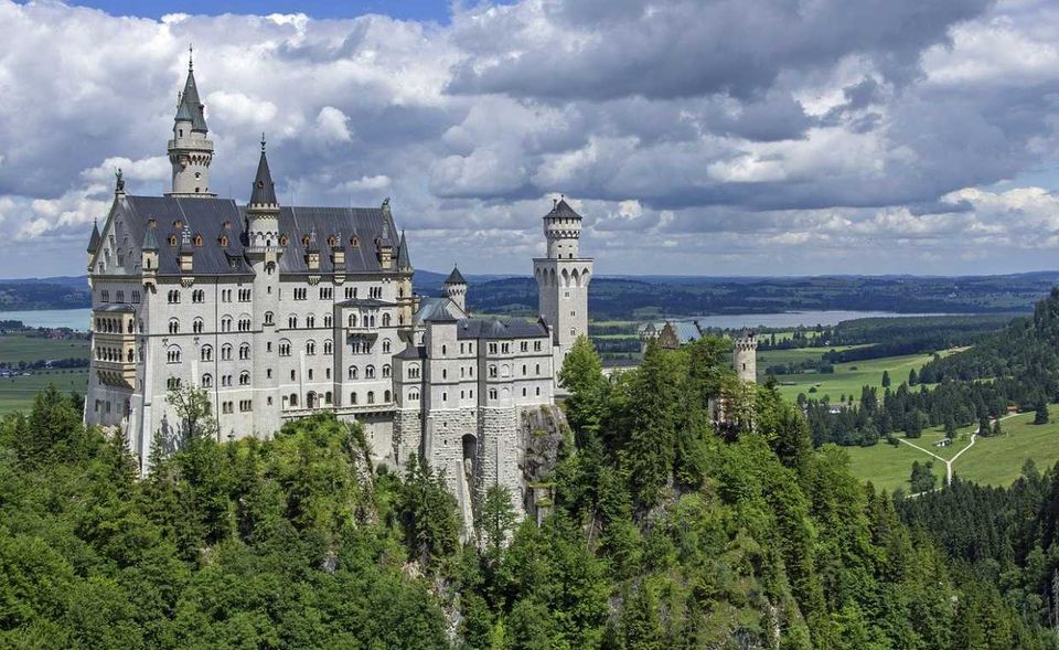 Wir sind uns unserer Schönheit bewusst: Die meisten Touristen in Deutschland sind Deutsche. Das meistbesuchte Bundesland ist übrigens Bayern. Etwa 7,5 Prozent unseres Bruttoinlandsprodukts entfallen auf den Fremdenverkehr.