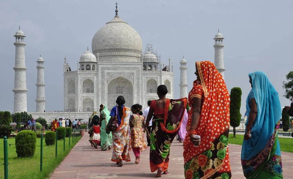 Indien ist als Mainstream-Touristenziel noch nicht etabliert, der Inlandstourismus aber entwickelt sich vielversprechend. Auch Medizin- und Kulturtourismus tragen dazu bei, dass 2018 neun Prozent der Wirtschaftsleistung im Tourismus erwirtschaftet wird. Es gibt noch Raum nach oben: Indien beheimatet 38 Unesco-Weltkulturerbestätten, darunter das berühmte Taj Mahal.