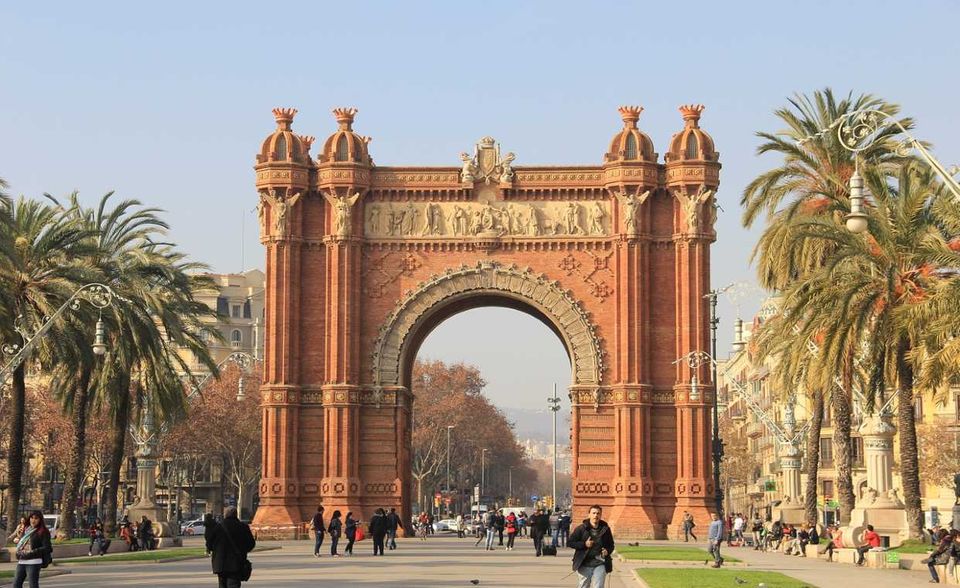 In Spanien werden 14,6 Prozent der Wirtschaftsleistung aus dem Tourismus geschöpft. Die Corona-Krise trifft das Land dementsprechend hart. Am beliebtesten bei Touristen ist übrigens die Region Katalonien, aber auch die Kanarischen Inseln können sich konstant über viele Urlauber freuen. Knapp 25 Prozent der Besucher des Landes von Flamenco und Tapas kommen übrigens aus Großbritannien.