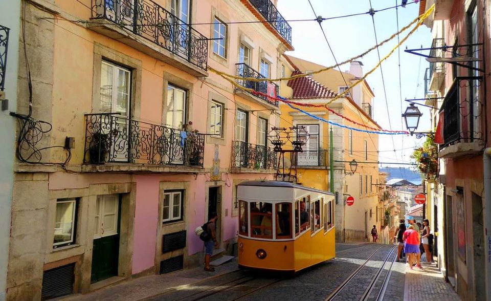 Mit deutlichem Abstand landet Portugal auf Platz zwei. Hier werden rund 19 Prozent des BIPs durch Reiseverkehr und Tourismus erwirtschaftet. Surfer, Gourmets und digitale Nomaden machen Portugal in den letzten Jahren zu einem der hippsten Reiseländer in Europa. Übernachten in Lissabon und Porto ist in den letzten zwei Jahren deutlich teurer geworden, im Schnitt gibt jeder Portugal-Urlauber 1261 Euro für seinen Aufenthalt aus. Ein Rückgang der Urlauberzahlen wäre für das Land schwer zu verkraften.