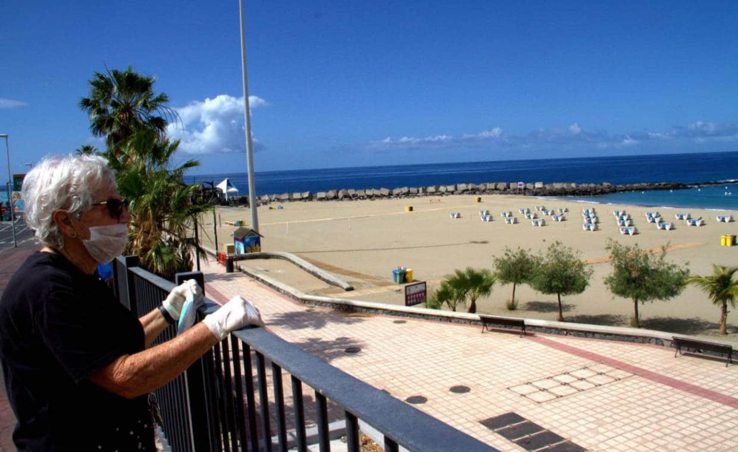 Der Tourismus auf den Kanarischen Inseln liegt brach, hier ein leerer Strand auf Teneriffa.