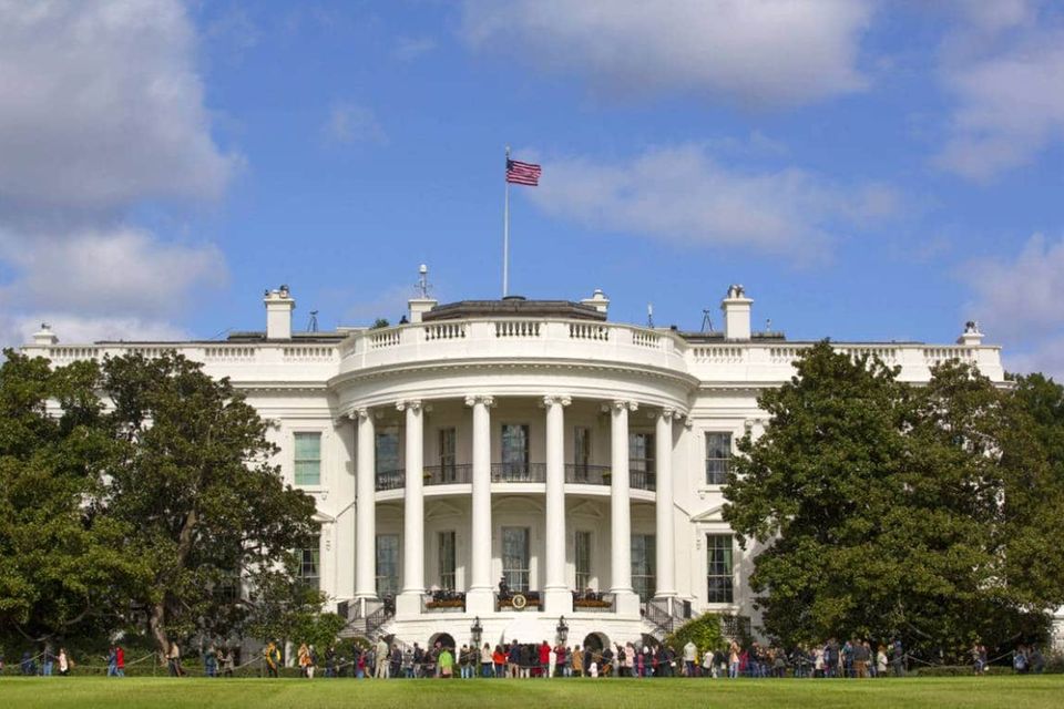 Die USA sind traditionell nicht gerade als Sozialstaat bekannt. Bürger müssen sich in erster Linie selbst um Gesundheitsversorgung, Rente und Sicherheitsnetz bei Arbeitslosigkeit kümmern. In der Corona-Krise waren die USA bis Mitte April ebenfalls weltweit nicht an der Spitze, was staatliche Hilfen angeht. Sie beliefen sich laut IWF auf 11,1 Prozent des BIP. 6,9 Prozent des BIP entfielen demnach auf höhere Ausgaben und Steuererleichterungen, 4,2 Prozent des BIP auf Direkthilfen.