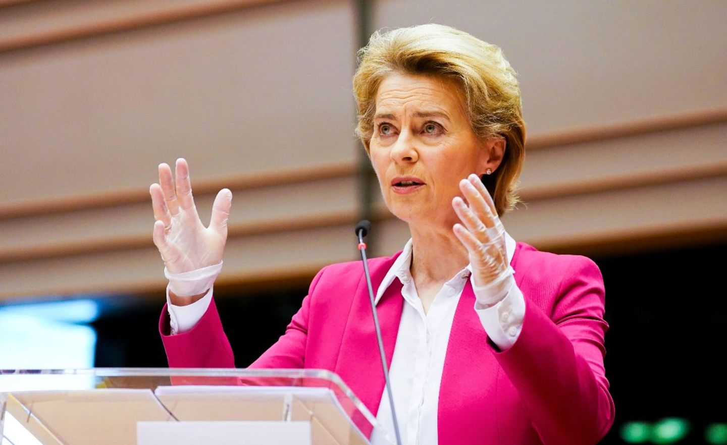 EU-Kommissionschefin Ursula von der Leyen trägt Plastikhandschuhe bei einer Rede vor dem EU-Parlament