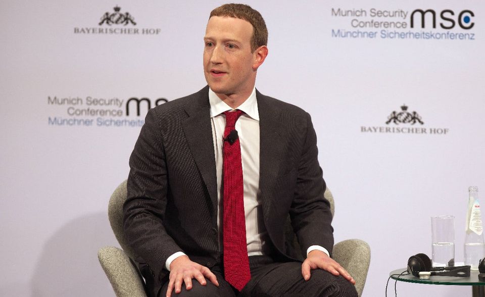 Soziale Netzwerke waren in der Corona-Krise gefragt wie vielleicht nie zuvor. Das galt auch für Facebook und die Tochterfirma WhatsApp. Trotzdem verringerte sich der Reichtum von Gründer Mark Zuckerberg innerhalb von zwölf Monaten. Bloomberg bezifferte sein Vermögen am 21. April auf 68,1 Milliarden Dollar. Das waren 10,3 Milliarden Dollar weniger als ein Jahr zuvor. Zuckerberg belegte damit Platz sieben unter den größten Verlierern der Top 500. Allerdings setzte die Facebook-Aktie nach einer Talfahrt Ende April wieder zum Höhenflug an.