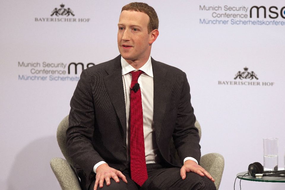 Soziale Netzwerke waren in der Corona-Krise gefragt wie vielleicht nie zuvor. Das galt auch für Facebook und die Tochterfirma WhatsApp. Trotzdem verringerte sich der Reichtum von Gründer Mark Zuckerberg innerhalb von zwölf Monaten. Bloomberg bezifferte sein Vermögen am 21. April auf 68,1 Milliarden Dollar. Das waren 10,3 Milliarden Dollar weniger als ein Jahr zuvor. Zuckerberg belegte damit Platz sieben unter den größten Verlierern der Top 500. Allerdings setzte die Facebook-Aktie nach einer Talfahrt Ende April wieder zum Höhenflug an.