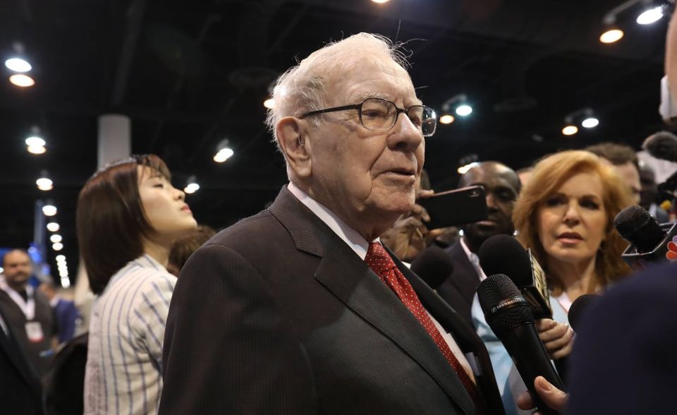 Warren Buffett haben die Auswirkungen der Corona-Krise und die Turbulenzen am Aktienmarkt offenbar besonders getroffen. Sein Vermögen verringerte sich um 14,9 Milliarden Dollar auf 74,3 Milliarden Dollar. Das war im Bloomberg-Ranking der viertgrößte Verlust in den vergangenen zwölf Monaten. Ein möglicher Grund war Buffetts Vorliebe für Fluggesellschaften. Der Kurs von Delta Air Lines war im März um 51 Prozent gefallen. Im April trennte sich Buffetts Investmentgesellschaft Berkshire Hathaway von einem großen Teil ihrer elfprozentigen Beteiligung an Delta. Die Anlegerlegende senkte auch den Anteil an Southwest Airlines.