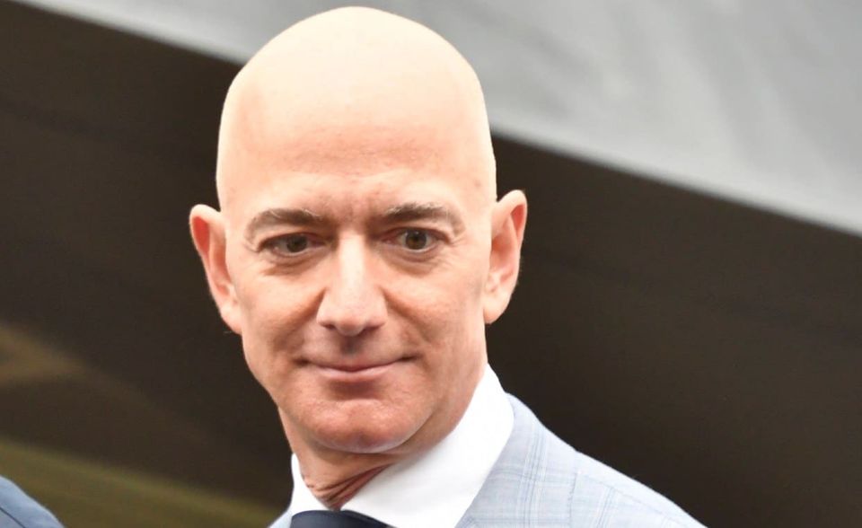 Auch beim größten Gewinner während der Corona-Krise ist das Bild eindeutig. Keiner der Superreichen konnte sein Vermögen so stark vermehren wie Jeff Bezos. Der Amazon-Gründer kam in der Bloomberg-Statistik auf ein Plus von 29,7 Milliarden Dollar und insgesamt auf 145,0 Milliarden Dollar. Um die Relationen zu verdeutlichen: Das waren 50 Prozent mehr als bei Gates auf Platz zwei und mehr als die kombinierten Vermögen von Zuckerberg und Buffett. Amazon dürfte nicht nur als Online-Händler, sondern auch mit dem profitablen Cloud-Geschäft in der Krise verdient haben. Von der enorm gestiegenen Nachfrage und dem Run auf die Aktien profitierte auch die Ex-Frau des Firmengründers. MacKenzie Bezos' Vermögen erhöhte sich laut Bloomberg binnen eines Jahres um 10,3 Milliarden Dollar auf 363,0 Milliarden Dollar. Damit lag Bezos, die ihren Ex-Mann bei der Firmengründung tatkräftig unterstützt hatte, auf Platz drei der Gewinner und belegte Platz 17 der reichsten Menschen der Welt.