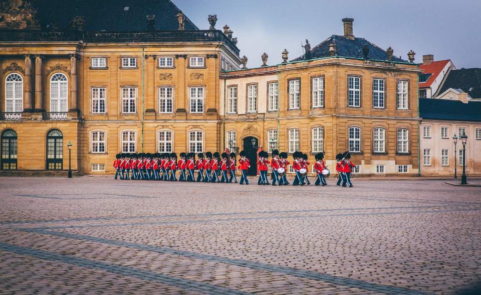 Angesichts dieser Zahl könnte man meinen, dass die Dänen notorisch über ihre Verhältnisse leben. Sie lagen mit durchschnittlichen Schulden von 281,3 Prozent des verfügbaren Einkommens in der OECD klar auf Platz eins. Die Dänische Nationalbank kam in Studien jedoch zu dem Schluss, dass diese hohe Verschuldung kein signifikantes Risiko für die Stabilität das Kredit- und Hypothekenwesen bedeutet. Denn die Dänen erhöhen mit der Verschuldung ihren Reichtum, etwa, indem sie in Immobilien oder Autos investieren. „Daher kann die Verschuldung der Haushalte nicht isoliert vom Wohlstand der Haushalte betrachtet werden“, informierte die Dänische Nationalbank. Am anderen Ende der Schulden-Rangliste landete Ungarn mit 43,3 Prozent. Das Land hat seine Rate im Vergleich zum verfügbaren Einkommen seit 2010 fast halbiert (81,4 Prozent).