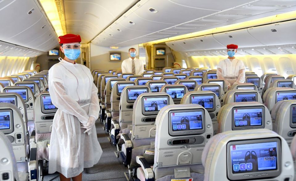 Emirates setzt auf Schutzhandschuhe und einen blauen Überwurf. Zusätzlich tragen Flugbegleiter jetzt ein Sicherheitsvisir. Die Fluglinie bemüht sich, die zugeteilten Sitzplätze in ihren Flugzeugen so zu verteilen, dass die Abstandsregeln eingehalten werden. Handgepäck ist derzeit nicht erlaubt. Lediglich Laptops, Handtaschen, Aktenkoffer und Babyartikel werden an Board akzeptiert - alles andere muss eingecheckt werden. Die Passagiere müssen während der gesamten Reise Masken und Handschuhe tragen.