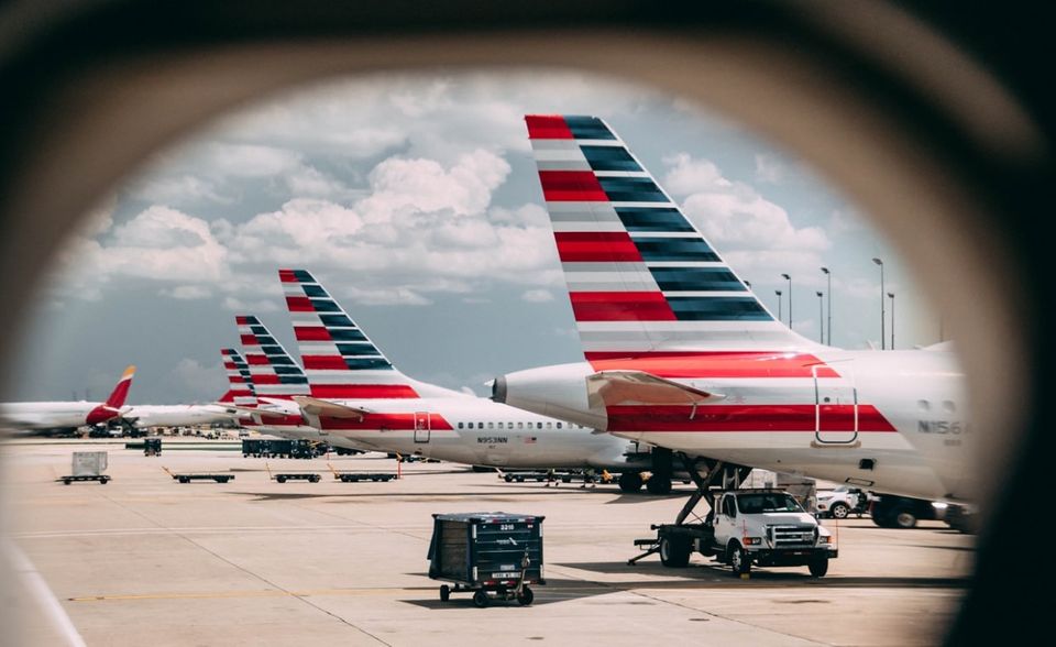 American Airlines kündigt ein verbessertes Reinigungssystem und längere Aufenthalte an Flughäfen an, um Flugzeuge keimfrei zu halten. Ab Anfang Mai sollen Passagiere Gesichtsmasken zur Verfügung gestellt bekommen, Flugbegleiter müssen sie seit dem 1. Mai tragen. Von zusätzlicher Schutzkleidung ist auf der Webseite der Fluggesellschaft nicht die Rede.