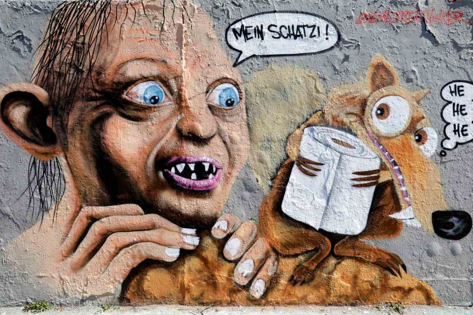 Graffitimauer im Berliner Mauerpark während der Corona-Krise. Hier ist Gollum mit einer Rolle Klopapier und dem Säbelzahn-Eichhörnchen abgebildet