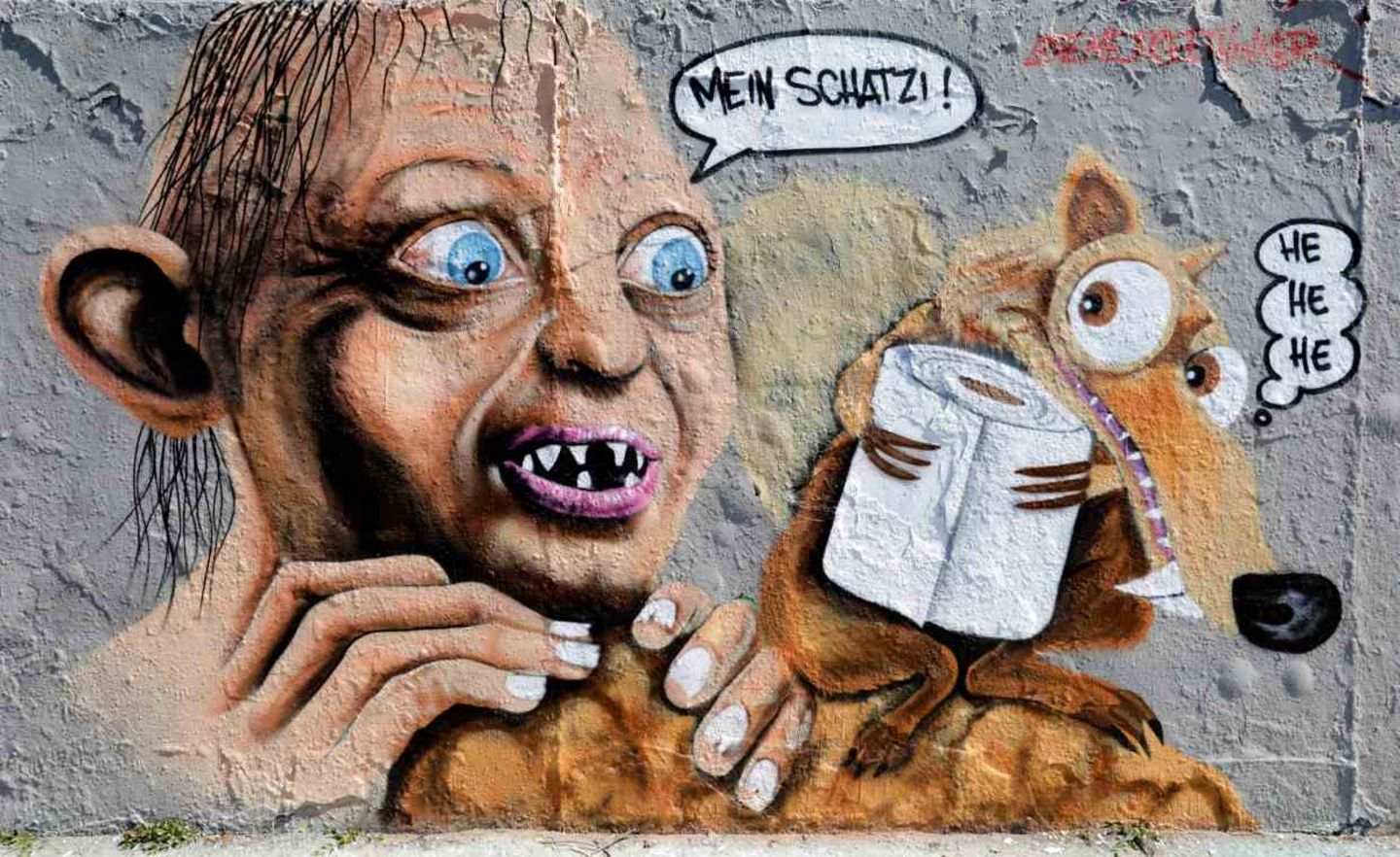 Graffitimauer im Berliner Mauerpark während der Corona-Krise. Hier ist Gollum mit einer Rolle Klopapier und dem Säbelzahn-Eichhörnchen abgebildet